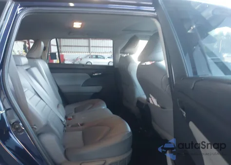 2021 Toyota Highlander Xle z USA, uszkodzony, nr VIN 5TDGZRBH4MS533595